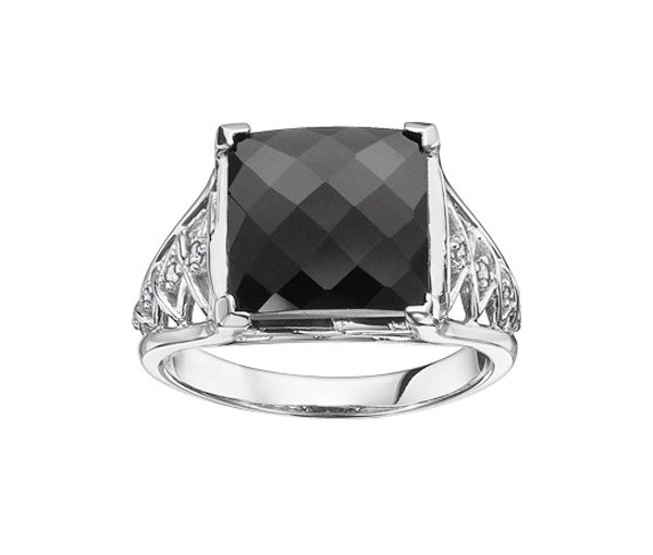 BAGUE EN OR BLANC SERTIE D'UN ONYX ET DE DIAMANTS